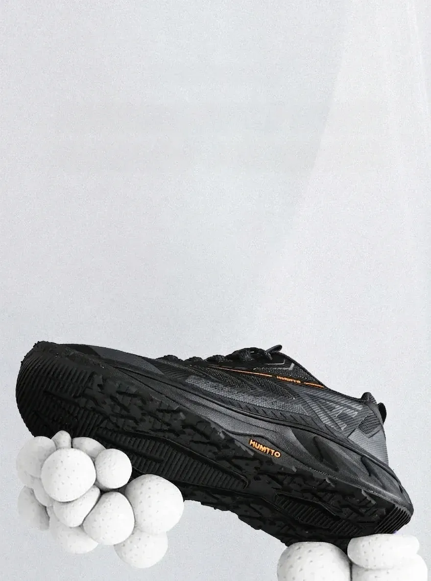 Schwarzer HUMTTO Herren-Trailrunning-Schuh im Studio