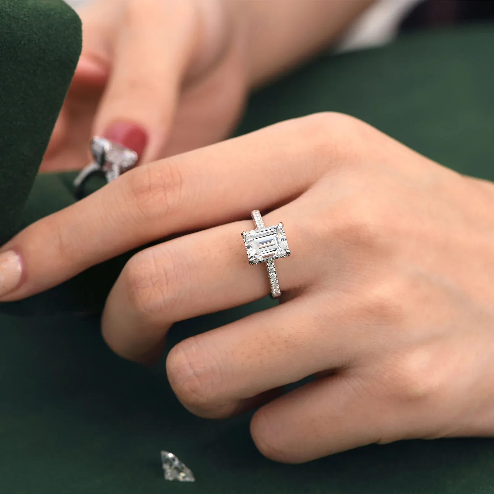 925er Silber Verlobungsring mit Emerald-Cut-Zirkonia