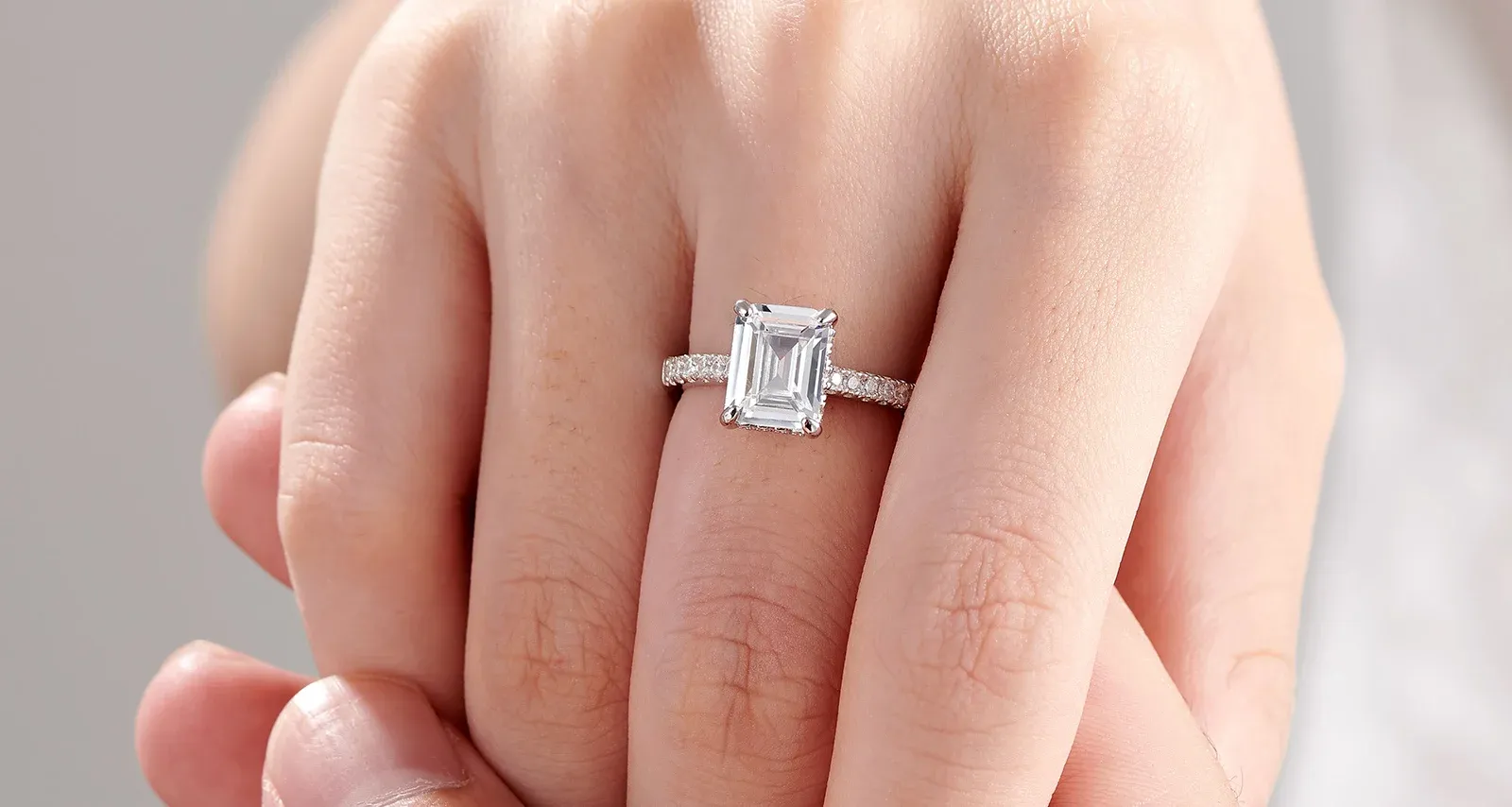 925er Silber Verlobungsring mit Emerald-Cut-Zirkonia