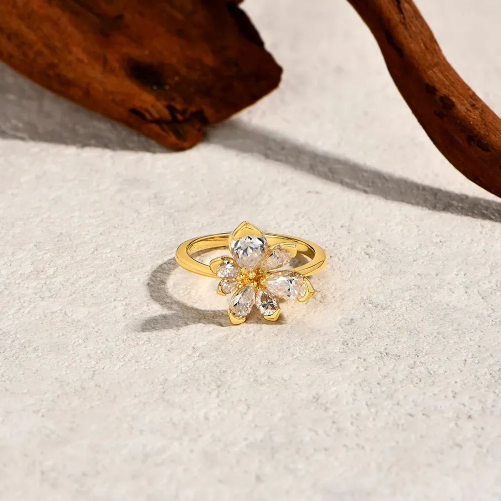 Moissanit-Blütenring aus 925er Silber mit 18K-Vergoldung