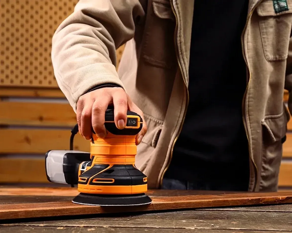 Orangener Exzenterschleifer mit Staubbox