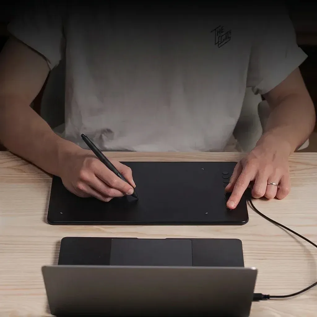 Schwarzes XPPen Grafiktablett mit Stift