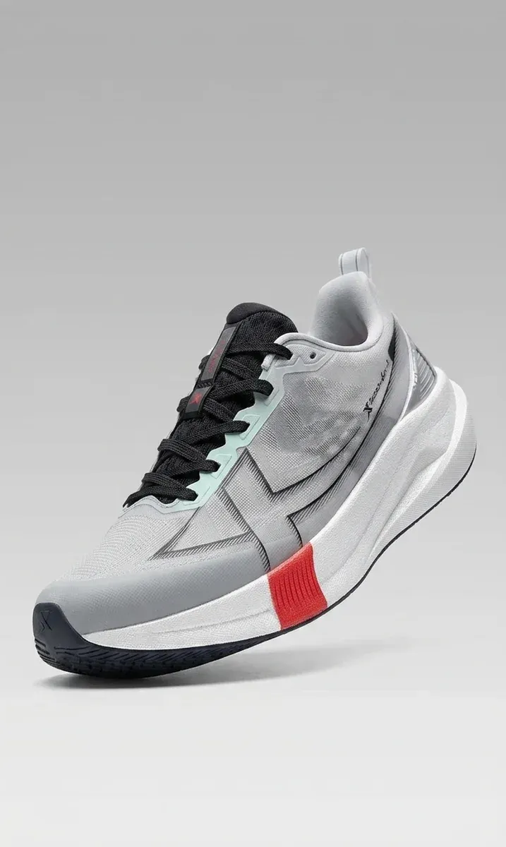 Xtep Herren-Laufschuh in Grau mit Rot