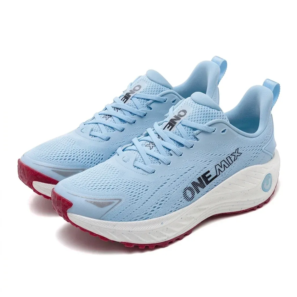 Hellblaue ONEMIX Herren-Laufschuhe auf Weiß