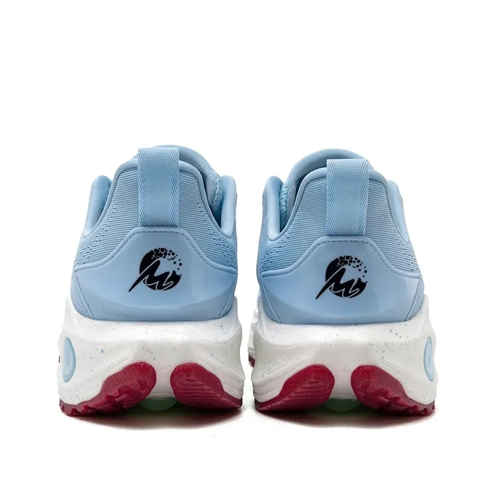 Hellblaue Herren-Laufschuhe, Rückansicht im Studio