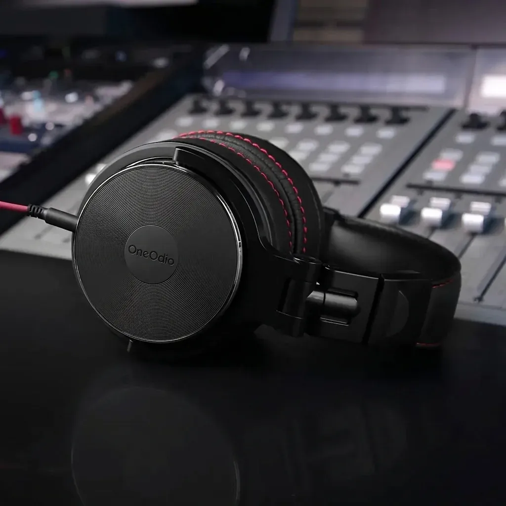 אוזניות OneOdio שחורות עם כבל אדום