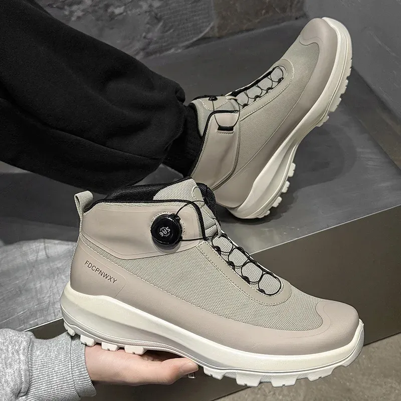 Leichte Trekking- und Wanderschuhe mit breiter Passform