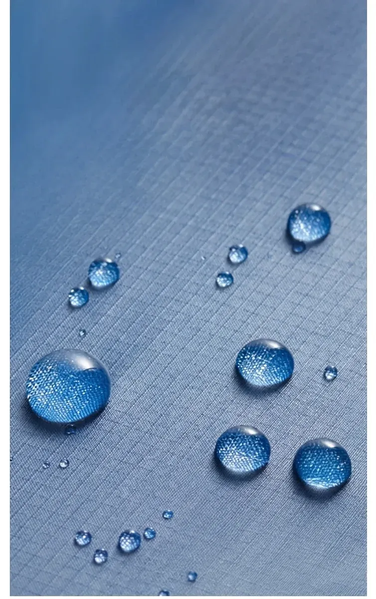 Blauer wasserdichter Stoff mit Wassertropfen