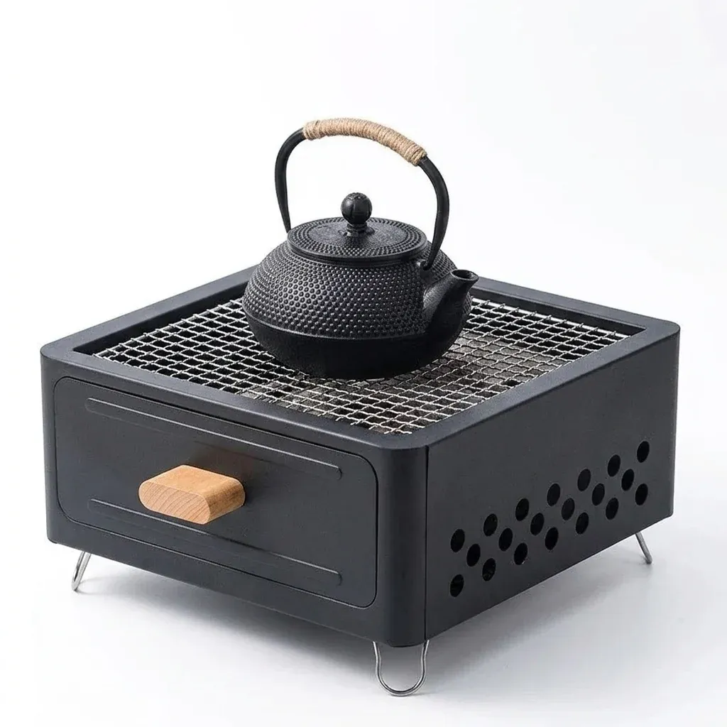 Kompakter Holzkohlegrill mit Teekanne