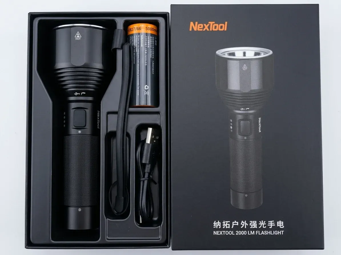 NEXTOOL Akku-Taschenlampe im offenen Karton