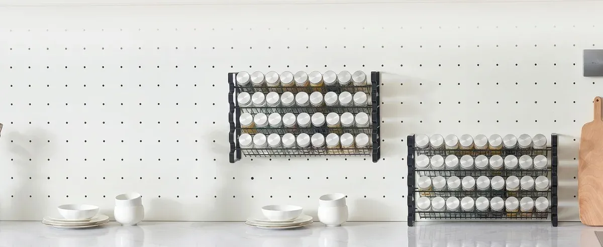 Gewürzregal mit Glasdosen, saubere Studioaufnahme