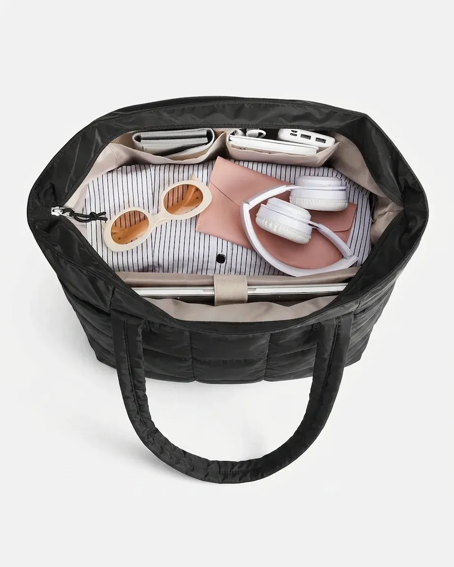 תיק נסיעות שחור מרופד פתוח