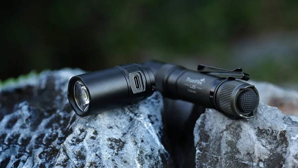 TrustFire L2S kompakte schwarze Taschenlampe