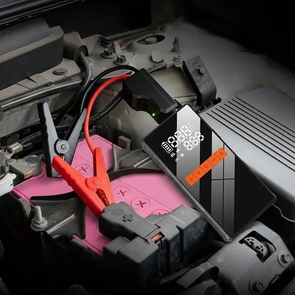 Kompakter schwarzer Starthilfe-Kompressor mit Kabeln