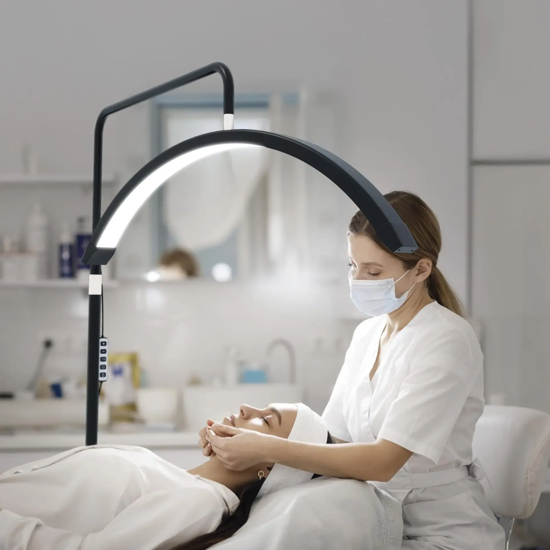 U-förmige LED-Beauty-Lampe mit Standfuß und Dimmer